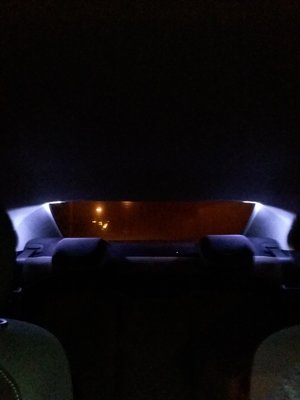 20170505_225149.jpg (892.37 KiB) Visto 4607 veces Hola asi quedo con los led en las plazas traseras el prisma, que les parece??<br />son 2 tiras de 3 led cada una aderidas a la luneta y conectadas al plafon delantero.
